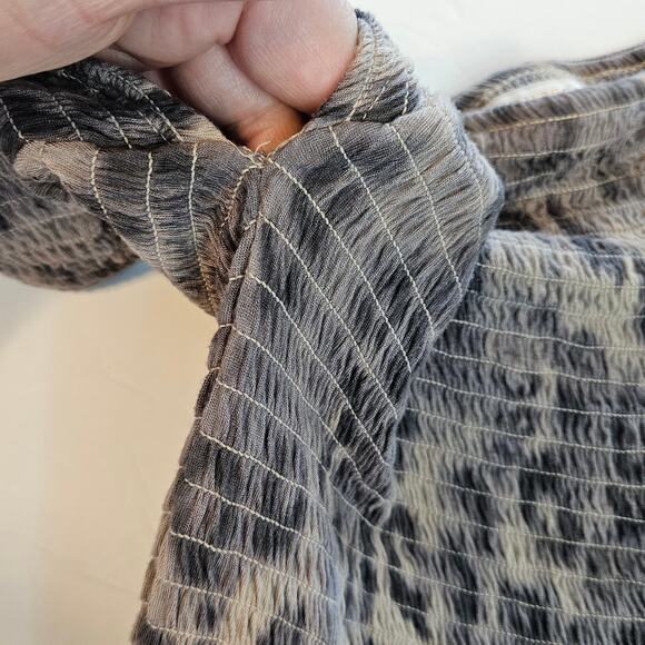 Guess Animal Print Off Shoulder Smocked Crop Top Women's Medium Weekend Casual - Picture 4 of 7